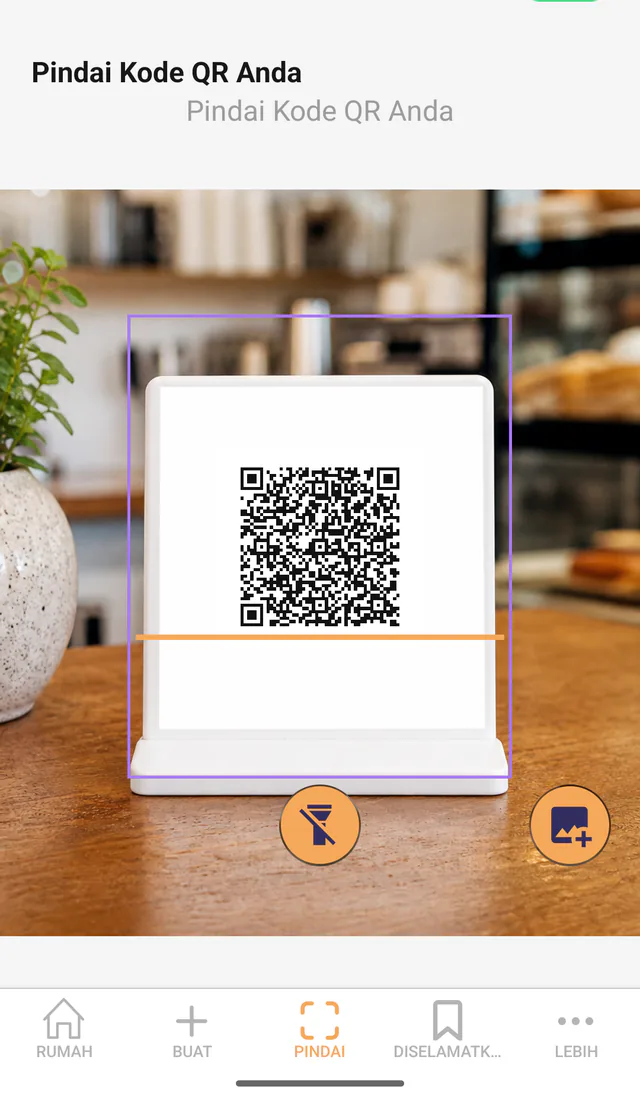 Tangkapan layar QR Code All In One di Android: Pemindai. Kamera dengan bingkai, senter, dan pilihan gambar.